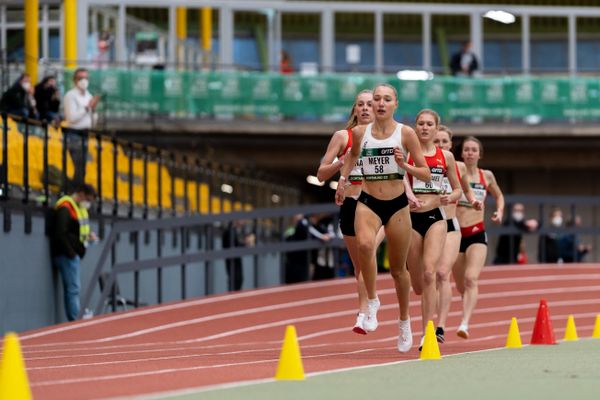 Fabiane Meyer (TV Westfalia Epe) ueber 1500m am 12.02.2022 beim PSD Bank Indoor Meeting in der Helmut-Körnig-Halle in Dortmund