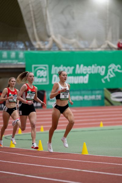 Fabiane Meyer (TV Westfalia Epe) vor Kiara Nahen (LC Paderborn) ueber 1500m am 12.02.2022 beim PSD Bank Indoor Meeting in der Helmut-Körnig-Halle in Dortmund