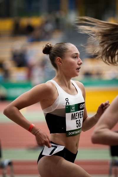 Fabiane Meyer (TV Westfalia Epe) ueber 1500m am 12.02.2022 beim PSD Bank Indoor Meeting in der Helmut-Körnig-Halle in Dortmund