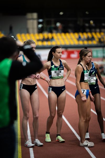 Hanna Klein (LAV Stadtwerke Tuebingen) am 1500m Start am 12.02.2022 beim PSD Bank Indoor Meeting in der Helmut-Körnig-Halle in Dortmund