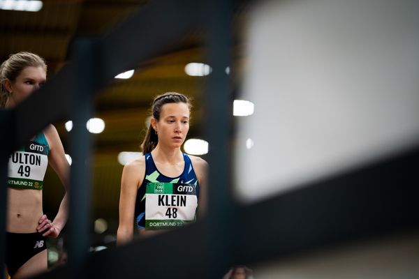 Hanna Klein (LAV Stadtwerke Tuebingen) am 1500m Start am 12.02.2022 beim PSD Bank Indoor Meeting in der Helmut-Körnig-Halle in Dortmund