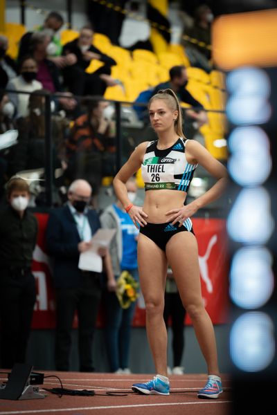 Luna Thiel (VfL Eintracht Hannover) am 400m Start am 12.02.2022 beim PSD Bank Indoor Meeting in der Helmut-Körnig-Halle in Dortmund