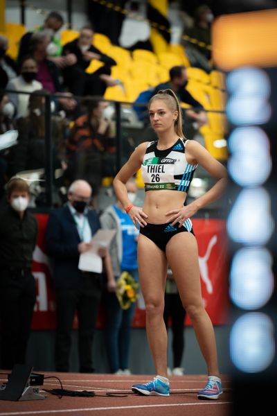 Luna Thiel (VfL Eintracht Hannover) am 400m Start am 12.02.2022 beim PSD Bank Indoor Meeting in der Helmut-Körnig-Halle in Dortmund