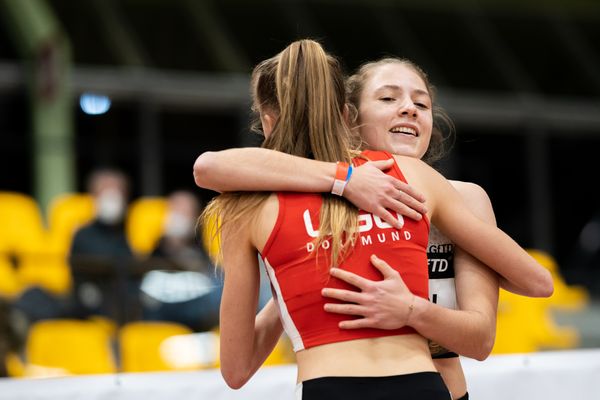 Lilly Kaden (LG Olympia Dortmund) und Karolina Mia Haas (LG Olympia Dortmund) nach den 200m am 12.02.2022 beim PSD Bank Indoor Meeting in der Helmut-Körnig-Halle in Dortmund