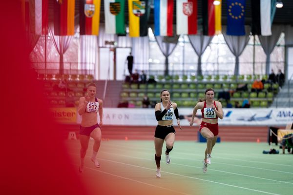 Michelle Raedler (SG Motor Gohlis-Nord Leipzig e.V.), Alina Schmitt (SV GO! Saar 05), Michelle Klobe (Hamburger SV) im 60m Vorlauf am 19.02.2022 waehrend der Deutsche Jugend-Hallenmeisterschaften U20 im Glaspalast in Sindelfingen