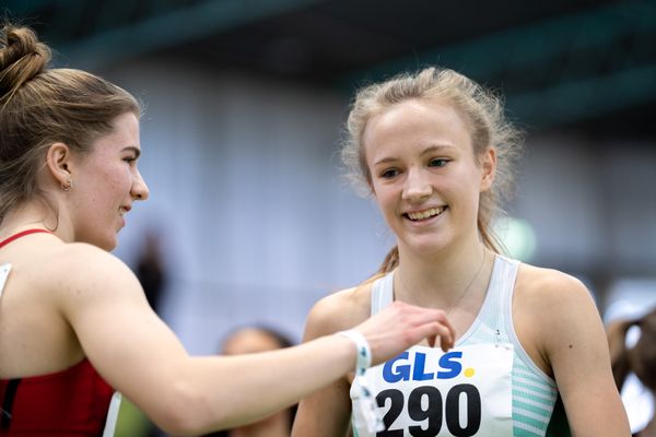 Nele Jaworski (VfL Wolfsburg) und Charlotte Waldkirch (VfL Eintracht Hannover) am 19.02.2022 waehrend der Deutsche Jugend-Hallenmeisterschaften U20 im Glaspalast in Sindelfingen