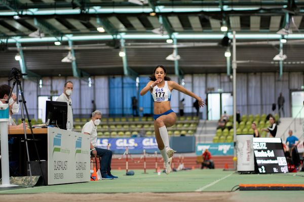 Masha-Sol Gelitz (GSV Eintracht Baunatal) im Dreisprung am 19.02.2022 waehrend der Deutsche Jugend-Hallenmeisterschaften U20 im Glaspalast in Sindelfingen