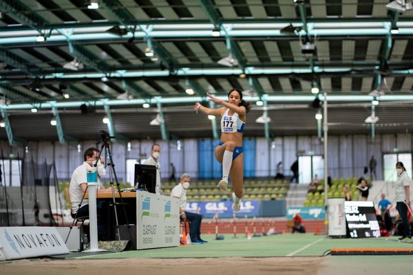 Masha-Sol Gelitz (GSV Eintracht Baunatal) im Dreisprung am 19.02.2022 waehrend der Deutsche Jugend-Hallenmeisterschaften U20 im Glaspalast in Sindelfingen