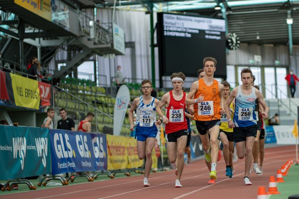 Lukas Gardeweg (TuS Koeln rrh.), Fabio Heitboehmer (LG Olympia Dortmund), Clemens Herfarth (TuS Lichterfelde), Tim Hofmann (VfL Sindelfingen) am 19.02.2022 waehrend der Deutsche Jugend-Hallenmeisterschaften U20 im Glaspalast in Sindelfingen