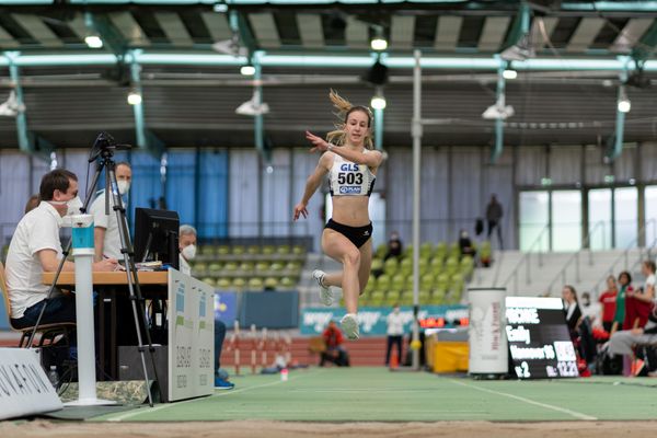 Emily Pischke (Hannover 96) im Dreisprung am 19.02.2022 waehrend der Deutsche Jugend-Hallenmeisterschaften U20 im Glaspalast in Sindelfingen