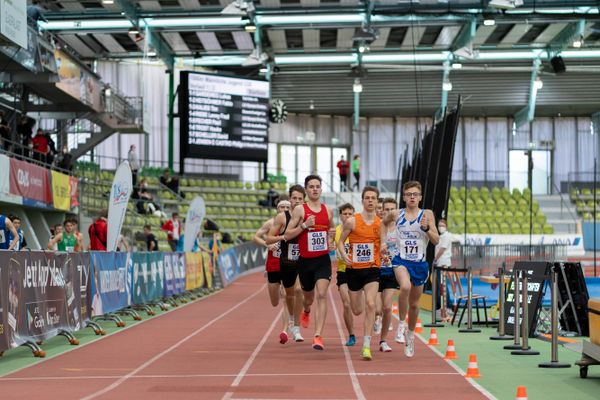 Tim Kalies (Braunschweiger Laufclub), Clemens Herfarth (TuS Lichterfelde), Lukas Gardeweg (TuS Koeln rrh.) am 19.02.2022 waehrend der Deutsche Jugend-Hallenmeisterschaften U20 im Glaspalast in Sindelfingen