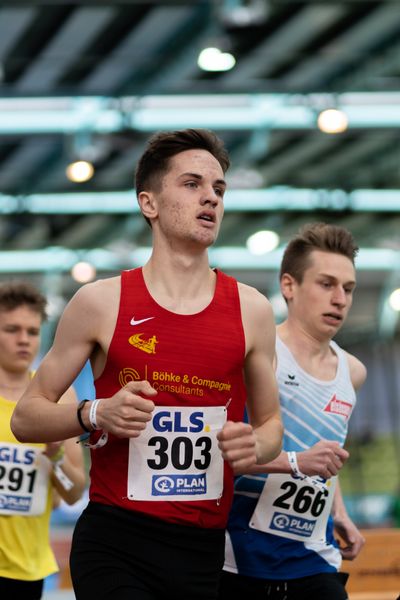 Tim Kalies (Braunschweiger Laufclub) im 1500m Vorlauf am 19.02.2022 waehrend der Deutsche Jugend-Hallenmeisterschaften U20 im Glaspalast in Sindelfingen