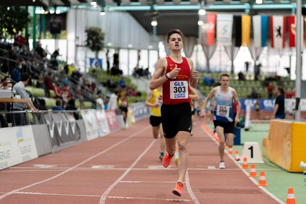 Tim Kalies (Braunschweiger Laufclub) gewinnt den 1500m Vorlauf am 19.02.2022 waehrend der Deutsche Jugend-Hallenmeisterschaften U20 im Glaspalast in Sindelfingen