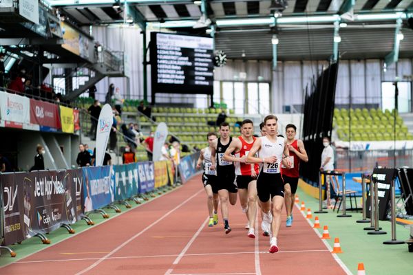 Silas Zahlten (LG Brillux Muenster) im 1500m Vorlauf am 19.02.2022 waehrend der Deutsche Jugend-Hallenmeisterschaften U20 im Glaspalast in Sindelfingen