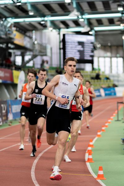 Silas Zahlten (LG Brillux Muenster) im 1500m Vorlauf am 19.02.2022 waehrend der Deutsche Jugend-Hallenmeisterschaften U20 im Glaspalast in Sindelfingen