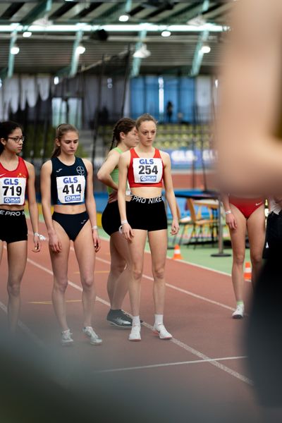 Maxima Majer (LAV Bayer Uerdingen/Dormagen), Nele Heymann (TuS Haren) am 19.02.2022 waehrend der Deutsche Jugend-Hallenmeisterschaften U20 im Glaspalast in Sindelfingen