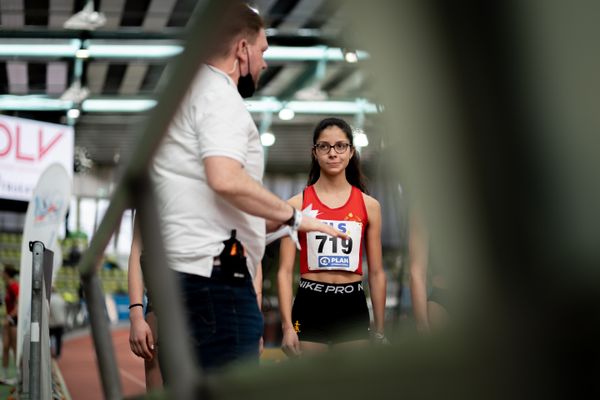 Anna Malena Wolff López (Braunschweiger Laufclub) beim 1500m Start des Vorlaufs am 19.02.2022 waehrend der Deutsche Jugend-Hallenmeisterschaften U20 im Glaspalast in Sindelfingen