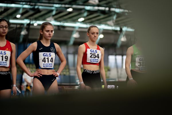 Maxima Majer (LAV Bayer Uerdingen/Dormagen), Nele Heymann (TuS Haren) beim Start des 1500m Vorlaufs am 19.02.2022 waehrend der Deutsche Jugend-Hallenmeisterschaften U20 im Glaspalast in Sindelfingen