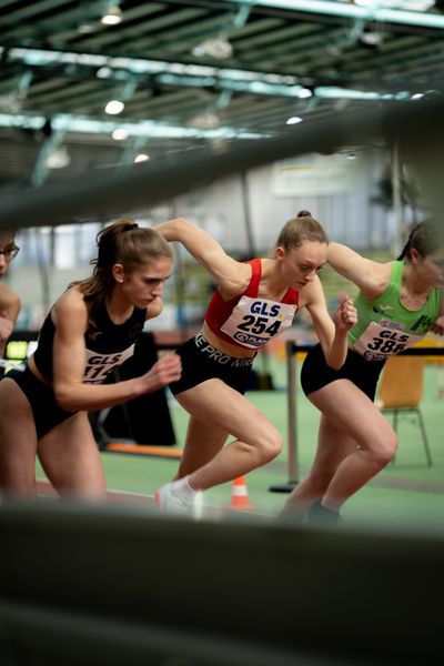 Maxima Majer (LAV Bayer Uerdingen/Dormagen), Nele Heymann (TuS Haren) beim Start des 1500m Vorlaufs am 19.02.2022 waehrend der Deutsche Jugend-Hallenmeisterschaften U20 im Glaspalast in Sindelfingen