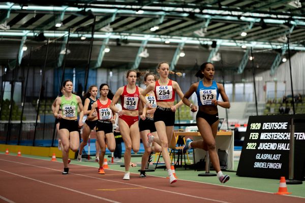 Helena Schenk (TSG Bruchsal), Nele Heymann (TuS Haren), Amelie Klug (TSV Bayer 04 Leverkusen), Anna Malena Wolff López (Braunschweiger Laufclub), Christina Lehnen (LAZ Moenchengladbach) im 1500m Vorlauf am 19.02.2022 waehrend der Deutsche Jugend-Hallenmeisterschaften U20 im Glaspalast in Sindelfingen