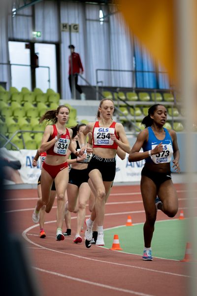 Nele Heymann (TuS Haren), Amelie Klug (TSV Bayer 04 Leverkusen) im 1500m Vorlauf am 19.02.2022 waehrend der Deutsche Jugend-Hallenmeisterschaften U20 im Glaspalast in Sindelfingen