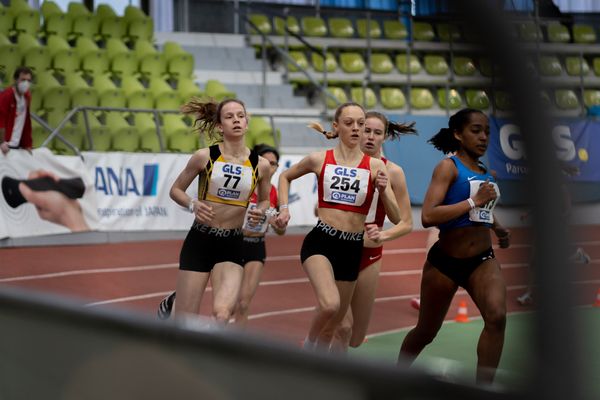 Nele Heymann (TuS Haren), Amelie Klug (TSV Bayer 04 Leverkusen), Adia Budde (TSV Altenholz) im 1500m Vorlauf am 19.02.2022 waehrend der Deutsche Jugend-Hallenmeisterschaften U20 im Glaspalast in Sindelfingen