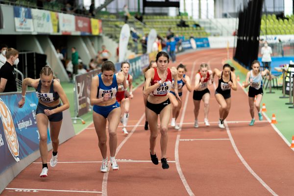 Dritter 1500m Vorlauf der weiblichen Jugend mit Carolin Hinrichs (VfL Loeningen), Pia Szymanowski (LAV Stadtwerke Tuebingen), Nele Sietmann (LG Brillux Muenster) am 19.02.2022 waehrend der Deutsche Jugend-Hallenmeisterschaften U20 im Glaspalast in Sindelfingen