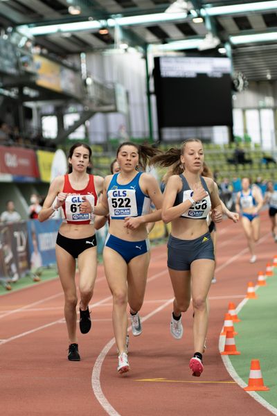 Julia Rath (LAC Quelle Fuerth) und Carolin Hinrichs (VfL Loeningen) am 19.02.2022 waehrend der Deutsche Jugend-Hallenmeisterschaften U20 im Glaspalast in Sindelfingen