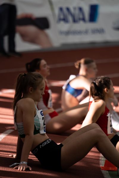 Nele Jaworski (VfL Wolfsburg) wartet auf ihren Start am 19.02.2022 waehrend der Deutsche Jugend-Hallenmeisterschaften U20 im Glaspalast in Sindelfingen