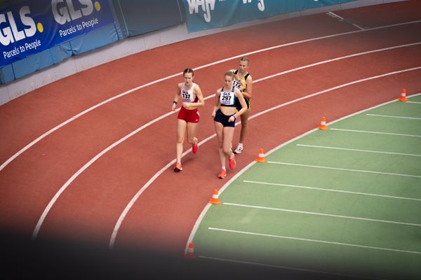 Lara Jolie Feigl (SC Potsdam), Ada Junghannss (Erfurter LAC), Kylie Garreis (LG Vogtland) am 19.02.2022 waehrend der Deutsche Jugend-Hallenmeisterschaften U20 im Glaspalast in Sindelfingen