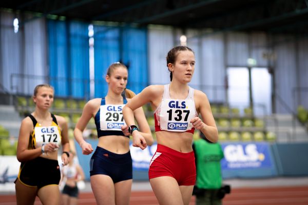 Lara Jolie Feigl (SC Potsdam), Ada Junghannss (Erfurter LAC), Kylie Garreis (LG Vogtland) am 19.02.2022 waehrend der Deutsche Jugend-Hallenmeisterschaften U20 im Glaspalast in Sindelfingen