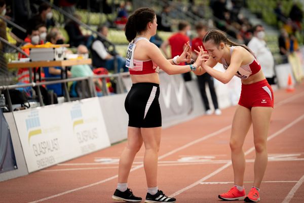 Lara Jolie Feigl (SC Potsdam) und Lena Sonntag (SC Potsdam) am 19.02.2022 waehrend der Deutsche Jugend-Hallenmeisterschaften U20 im Glaspalast in Sindelfingen