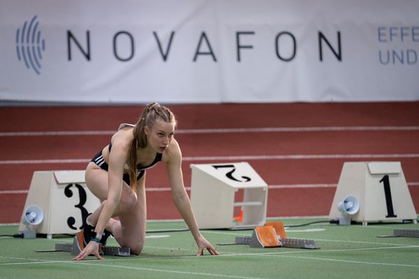 Michelle Aulbert (Hannover 96) im Startblock am 19.02.2022 waehrend der Deutsche Jugend-Hallenmeisterschaften U20 im Glaspalast in Sindelfingen