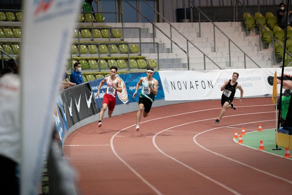 Tobias Schoog (ASV Suechteln), Niclas Jan Kaluza (Eintracht Hildesheim), Jonas Babinsky (LG Main-Spessart) am 19.02.2022 waehrend der Deutsche Jugend-Hallenmeisterschaften U20 im Glaspalast in Sindelfingen