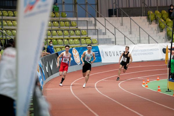 Tobias Schoog (ASV Suechteln), Niclas Jan Kaluza (Eintracht Hildesheim), Jonas Babinsky (LG Main-Spessart) am 19.02.2022 waehrend der Deutsche Jugend-Hallenmeisterschaften U20 im Glaspalast in Sindelfingen