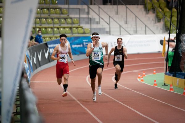 Tobias Schoog (ASV Suechteln), Niclas Jan Kaluza (Eintracht Hildesheim), Jonas Babinsky (LG Main-Spessart) am 19.02.2022 waehrend der Deutsche Jugend-Hallenmeisterschaften U20 im Glaspalast in Sindelfingen