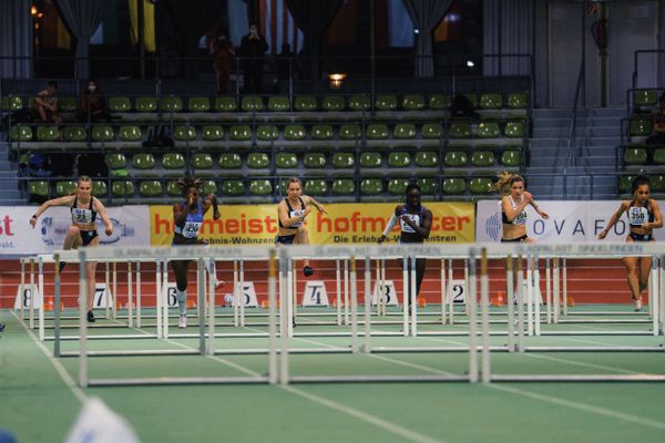 Michelle Aulbert (Hannover 96), Aaliyah-Laetitia Mbenda (TV Wattenscheid 01), Johanna Paul (Hannover 96), Hawa Jalloh (Wiesbadener LV), Paula Grauvogel (SV GO! Saar 05) am 19.02.2022 waehrend der Deutsche Jugend-Hallenmeisterschaften U20 im Glaspalast in Sindelfingen