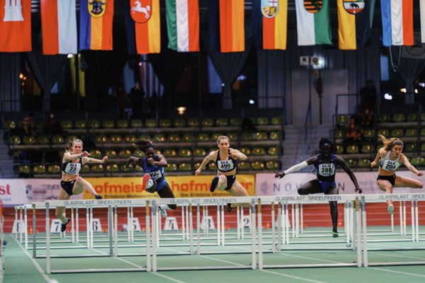 Michelle Aulbert (Hannover 96), Aaliyah-Laetitia Mbenda (TV Wattenscheid 01), Johanna Paul (Hannover 96), Hawa Jalloh (Wiesbadener LV), Paula Grauvogel (SV GO! Saar 05) am 19.02.2022 waehrend der Deutsche Jugend-Hallenmeisterschaften U20 im Glaspalast in Sindelfingen