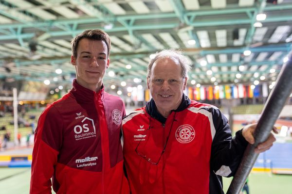 Florian Kroll (LG Osnabrueck) und Trainer Anton Siemer (LG Osnabrueck) am 19.02.2022 waehrend der Deutsche Jugend-Hallenmeisterschaften U20 im Glaspalast in Sindelfingen