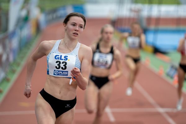 Helen Baumgarten (SR Yburg Steinbach) im 200m Vorlauf am 20.02.2022 waehrend der Deutschen Jugend-Hallenmeisterschaften U20 im Glaspalast in Sindelfingen