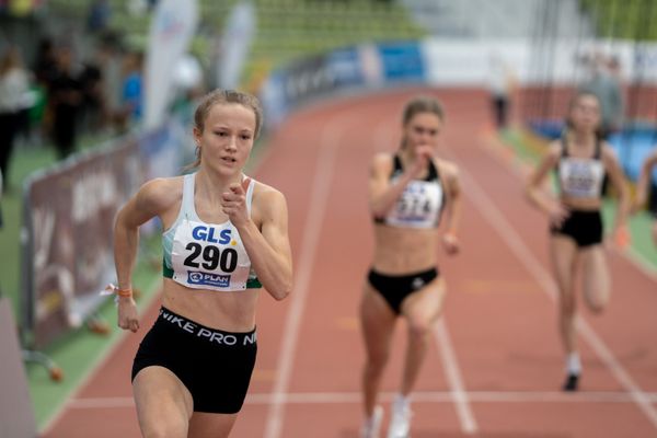 Nele Jaworski (VfL Wolfsburg) im 200m Vorlauf am 20.02.2022 waehrend der Deutschen Jugend-Hallenmeisterschaften U20 im Glaspalast in Sindelfingen