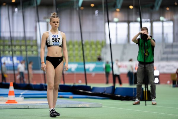 Anna-Sophie Schmitt (SV GO! Saar 05) im Hochsprung am 20.02.2022 waehrend der Deutschen Jugend-Hallenmeisterschaften U20 im Glaspalast in Sindelfingen