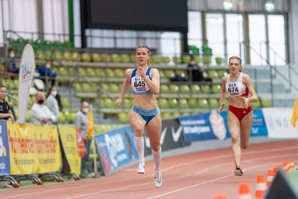 Emmy Lisanne Steinbrecher (Rukeli Trollmann e. V.) im 200m Vorlauf am 20.02.2022 waehrend der Deutschen Jugend-Hallenmeisterschaften U20 im Glaspalast in Sindelfingen