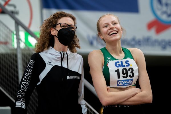 Johanna Goering (SV Salamander Kornwestheim) mit ihrer Trainerin im Hochsprung am 20.02.2022 waehrend der Deutschen Jugend-Hallenmeisterschaften U20 im Glaspalast in Sindelfingen