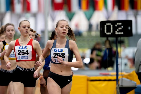 Nele Heymann (TuS Haren) und Carolin Hinrichs (VfL Loeningen) im 1500m Finale am 20.02.2022 waehrend der Deutschen Jugend-Hallenmeisterschaften U20 im Glaspalast in Sindelfingen