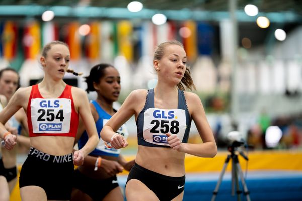 Nele Heymann (TuS Haren) und Carolin Hinrichs (VfL Loeningen) im 1500m Finale am 20.02.2022 waehrend der Deutschen Jugend-Hallenmeisterschaften U20 im Glaspalast in Sindelfingen