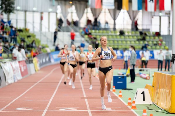 Carolin Hinrichs (VfL Loeningen) auf der Zielgeraden im 1500m Finale am 20.02.2022 waehrend der Deutschen Jugend-Hallenmeisterschaften U20 im Glaspalast in Sindelfingen