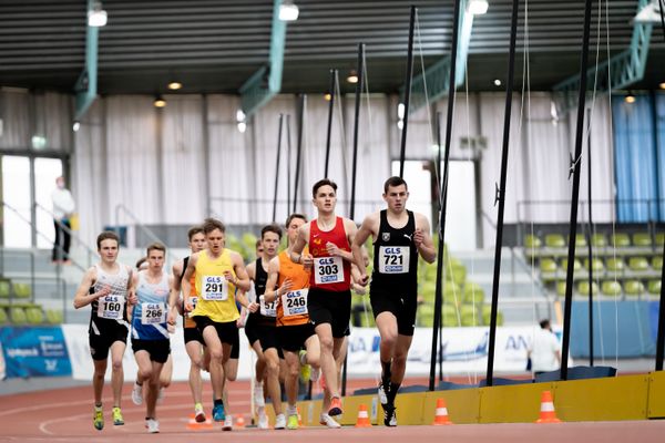 1500m Finale mit Finn Wollschlaeger (MTG Mannheim), Tim Kalies (Braunschweiger Laufclub), Clemens Herfarth (TuS Lichterfelde), Castro Philip Jensen e (LG Wedel-Pinneberg), Tim Hofmann (VfL Sindelfingen), Nick Froelich (KSV Baunatal) am 20.02.2022 waehrend der Deutschen Jugend-Hallenmeisterschaften U20 im Glaspalast in Sindelfingen