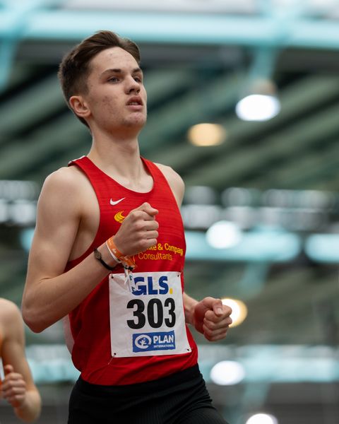 Tim Kalies (Braunschweiger Laufclub) im 1500m Finale am 20.02.2022 waehrend der Deutschen Jugend-Hallenmeisterschaften U20 im Glaspalast in Sindelfingen