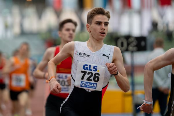 Silas Zahlten (LG Brillux Muenster) im 1500m Finale am 20.02.2022 waehrend der Deutschen Jugend-Hallenmeisterschaften U20 im Glaspalast in Sindelfingen